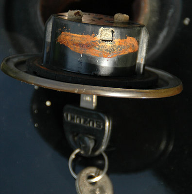 Tank001.jpg (111.61 KiB) 17437 mal betrachtet Welch Wunder ... plötzlich ließ sich der Deckel wie von Geisterhand öffnen.