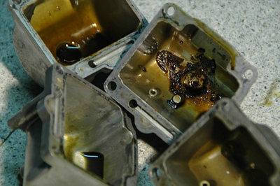 Vergaser003.jpg (118.29 KiB) 18977 mal betrachtet Als die kostbare Flüssigkeit abgegossen war, ergab sich folgendes Bild ... Ablagerungen und verharzt, dort wo die grüne Suppe stand. So wird der Rest im Vergaser ebenso aussehen.