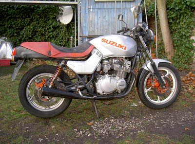 PICT2563.JPG (304.5 KiB) 7665 mal betrachtet Ein Deckel an der Nockenbank fehlt.