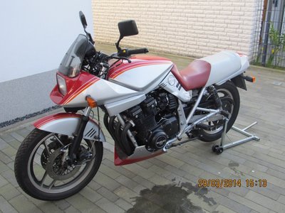 Katana01.jpg (198.51 KiB) 17469 mal betrachtet Silber / Rot - wurde wie die meisten wissen nicht in Deutschland vertrieben.