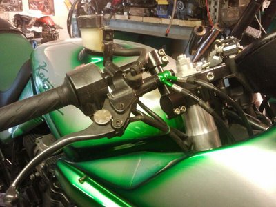 IMG-20130608-WA0003.jpg (81.24 KiB) 7669 mal betrachtet rechts hat er nen andren Bremsflüssigkeitsbehälter sitzen, hier sieht man den verstellbaren Lenker prima